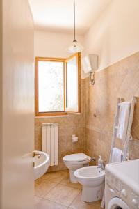 加利波利Villa Nanni的一间带盥洗盆和窗户的浴室