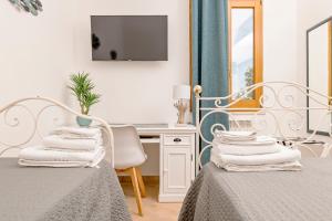 加利波利Villa Nanni的白色卧室配有书桌和床