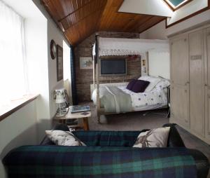 FenwickLangside Bed and Breakfast的客厅配有沙发和1张床