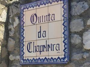 阿泽陶Quinta da Chapeleira em Azeitão的石墙边的标志
