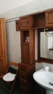 奇尼斯希尼斯89住宿加早餐旅馆的一间带水槽和镜子的浴室