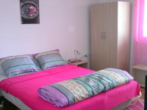 索科矿泉村Sava的卧室内的粉红色床和枕头