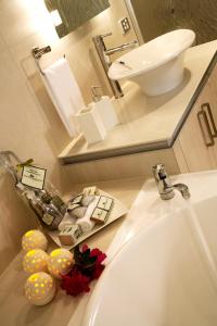 玛格丽特河文物特雷尔洛奇酒店的白色的浴室设有水槽和镜子