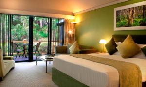 玛格丽特河文物特雷尔洛奇酒店的酒店客房设有床和客厅。