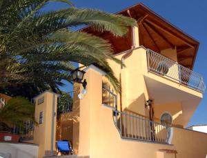 伊斯基亚Arcadia Case e Vacanze的前面有棕榈树的建筑
