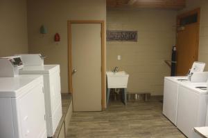 FortunaOld School Motel RV的洗衣房设有门和水槽