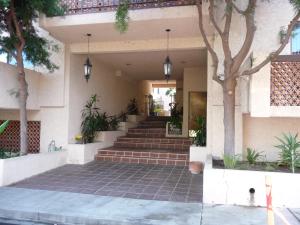 阿瓦隆Catalina's Got Cart Condo的一座有楼梯、树木和盆栽植物的建筑