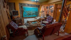 安库德巴莱酒店 的客厅配有椅子和墙上的绘画