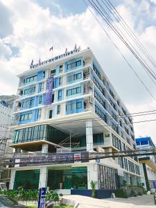 ThanyaburiTaragrand Donmuang Airport Hotel的上面有标志的建筑