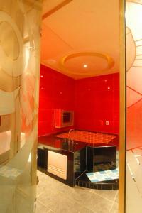 台东正一商务汽车旅馆 中华路一馆的厨房设有红色的墙壁和黑色的台面