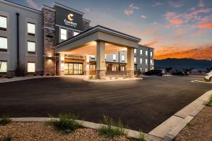 哈里肯Comfort Inn & Suites Zion Park Area的停车场酒店 ⁇ 染