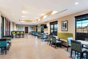 哈里肯Comfort Inn & Suites Zion Park Area的用餐室设有桌椅和窗户。