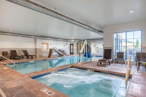 哈里肯Comfort Inn & Suites Zion Park Area的一座带椅子和桌子的酒店游泳池