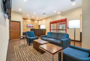 Comfort Inn & Suites Harrisburg - Hershey West的休息区