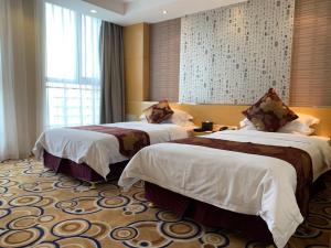 苏州苏州太阳广场酒店的酒店客房设有两张床和窗户。