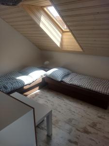 里托斯基挪威克Apartmány Máša的一间卧室配有一张床和天窗