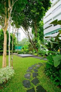 新加坡RELC International Hotel的花园,花园内有一条小径,绿树成荫