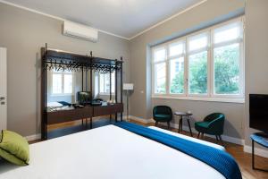 米兰CLC米兰曼佐尼公寓的卧室配有一张床、一张书桌和窗户。