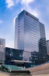 重庆重庆丽苑维景国际大酒店的一座高大的玻璃建筑