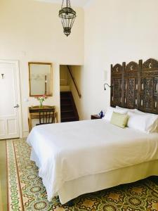 麦地那西多尼亚Número 9的卧室设有一张白色大床和楼梯。