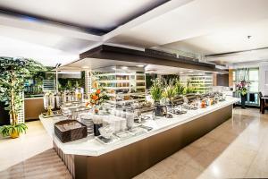 曼谷希望之地素坤逸 24 號酒店的一间种植了植物的自助餐厅