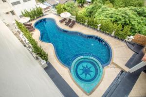 曼谷希望之地素坤逸 24 號酒店的享有度假村游泳池的顶部景致