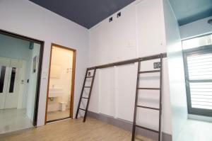 宜兰市飞包客青年旅店的墙上有梯子的房间