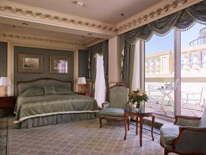 维也纳Grand Hotel Wien的一间卧室设有一张床和一个阳台