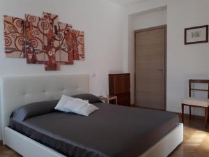 冈多菲堡La Casa dei Gelsi的一间卧室配有一张壁画床