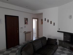 冈多菲堡La Casa dei Gelsi的带沙发和壁炉的客厅