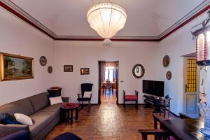 圣马力诺antica bifora rsm的带沙发和电视的客厅