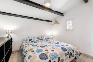 马赛Appartement cosy Verduron vue mer panoramique的一间白色墙壁的房间,卧室配有床铺