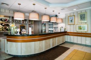 乌斯特卡Pomorze Health&Family Resort -Domki całoroczne的餐厅的酒吧,有吊灯