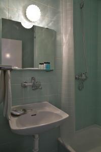 克拉德诺Retro Hotel Kladno的一间带水槽和镜子的浴室