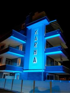 圣贝内代托-德尔特龙托Karma Resort的带有读书的蓝楼