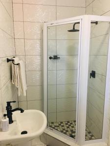 逊邱伦Riverton Manor的带淋浴和盥洗盆的浴室
