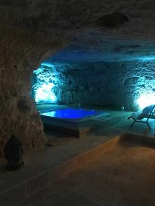 莫讷Le Chateau de la Barre的洞穴内的浴缸,配有蓝色的灯光