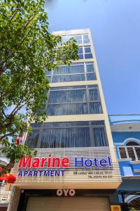 头顿Marine Hotel & Apartment的前面有标志的建筑