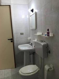 马鲁焦Villa Raffa Salento的一间带水槽、卫生间和镜子的浴室