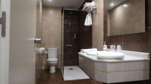 特鲁埃尔特鲁埃尔广场酒店的一间带水槽和卫生间的浴室