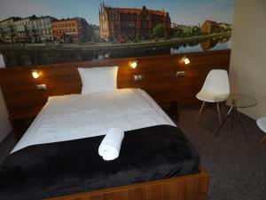 OsielskoPro B&B的一间市景卧室,配有一张床
