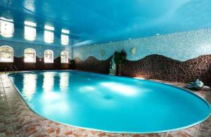 普希金诺普希金诺艺术酒店的蓝色天花板房间内的大型游泳池