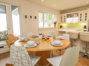 Newport-On-TayBay View Cottage的厨房以及带木桌和椅子的用餐室。