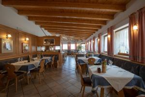 VignolaAlbergo Aurora的餐厅设有桌椅和窗户。