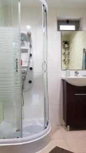 加亚新城O Ninho的带淋浴和盥洗盆的浴室