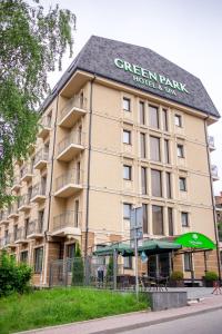 特鲁斯卡韦茨Green Park Hotel & SPA的一座大型建筑,前面有一个绿色帐篷