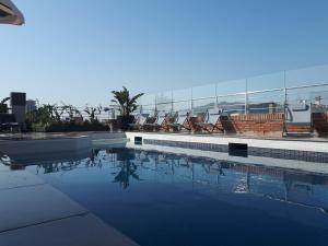 巴塞罗那兰布拉斯希尔肯酒店的建筑物屋顶上的游泳池