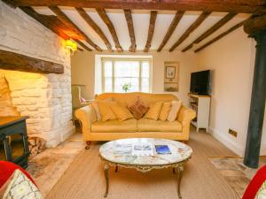 伯福德Murton Cottage的客厅配有沙发和桌子