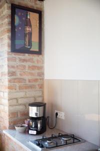 旧瓦马Sea View Vama Veche - adults only的厨房配有炉灶上的咖啡机