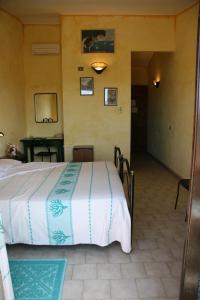 波多博罗乐顿妮酒店的酒店客房带一张床和走廊